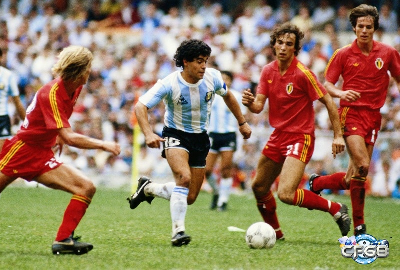 Maradona chinh phục thế giới bằng kỹ thuật điêu luyện và tầm nhìn xuất chúng từ giữa sân.