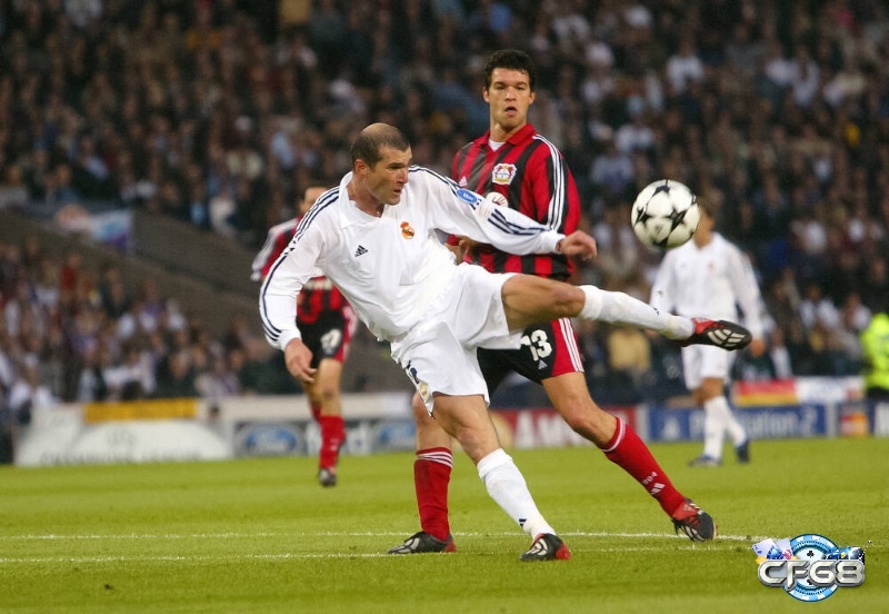 Zidane là biểu tượng của sự thanh thoát trong bóng đá với những pha xử lý nghệ thuật đỉnh cao.