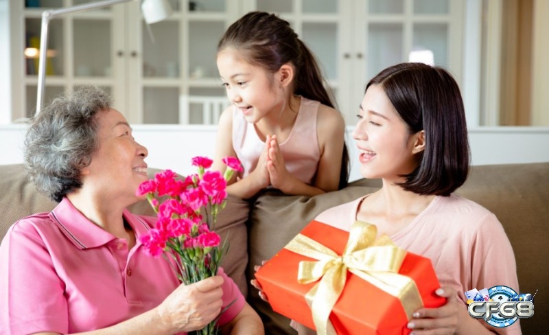 Giải mã giấc mơ thấy mẹ người yêu tặng quà cho bạn là một điềm lành về tình cảm cho mối quan hệ của bạn