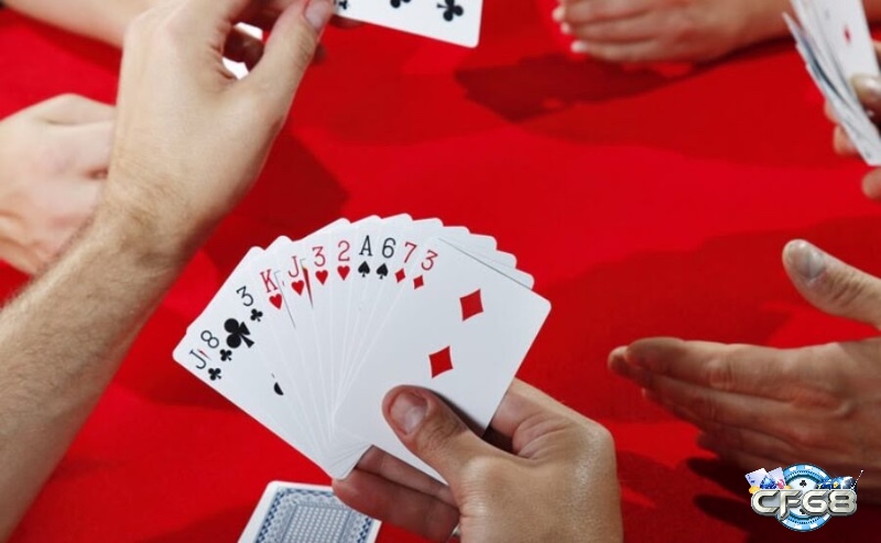 Sắp xếp hợp lý giúp bạn dễ quan sát thế bài và đưa ra nước đi chuẩn xác trong cách đánh bài tiến lên miền Trung.