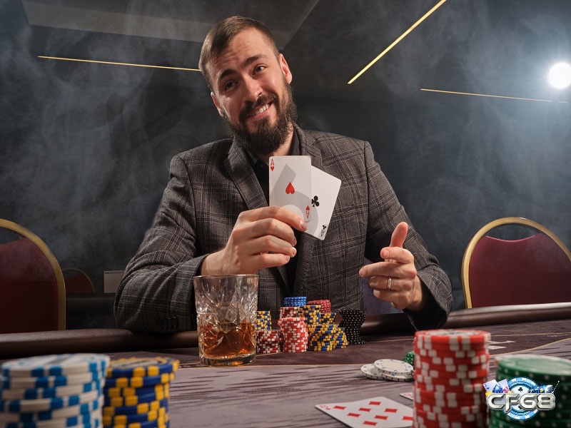 Người chơi bắt đầu ván xì dách bằng cách chia hai lá bài mỗi người sau đó lượt chơi diễn ra với việc rút hoặc dằn bài và nhà cái rút bài theo quy tắc cố định