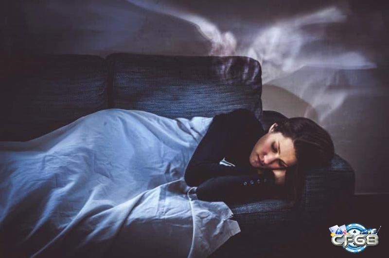 Người Việt thường xem giấc mơ thấy người chết là dấu hiệu tâm linh hoặc gợi ý con số may mắn, phản ánh niềm tin xen giữa tín ngưỡng và vận may