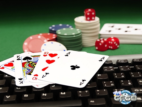 Người chơi Liêng đặt cược nhận ba lá bài và quyết định theo tố thêm hoặc bỏ bài dựa trên chiến thuật của mình