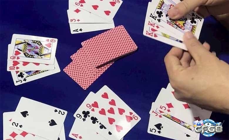 Người chơi Liêng so điểm ba lá bài theo thứ tự Sáp Liêng Ảnh ai cao hơn thắng nếu bằng nhau so chất lá lớn nhất