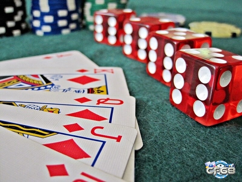 Nhà cái chia bài thu tiền thắng trả tiền thua còn người chơi đặt cược và quyết định hành động dựa trên bài của mình và diễn biến ván đấu