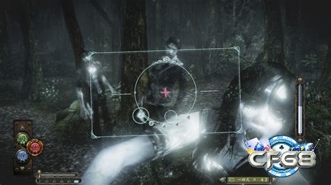 Tay cầm PS5 nghiêng nhẹ khi người chơi lia góc, màn hình hiển thị khung ngắm trong phòng cũ