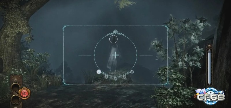 Mặt hồ tối dưới sương, đường gỗ ẩm và rừng cây đen tạo cảm giác rùng rợn