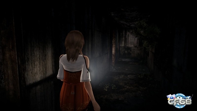 Hành lang đền thờ tối và bóng người mờ, không gian lặp lại tạo cảm giác mô típ quen