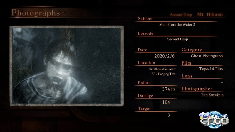 Cận cảnh nhân vật trong ánh sáng mờ, gương mặt ít biểu cảm khi đứng trước hành lang tối