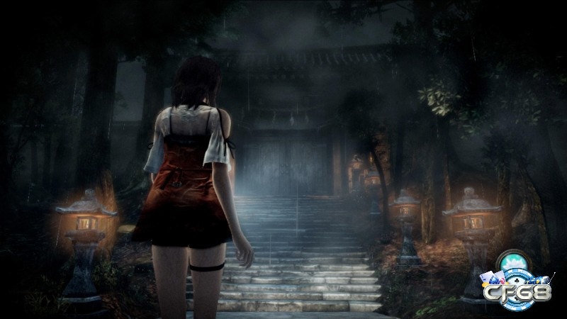 Cổng đền cổ trong sương đêm, ánh đèn pin le lói và lối đi ướt nước trong game Fatal Frame: Maiden of Black Water