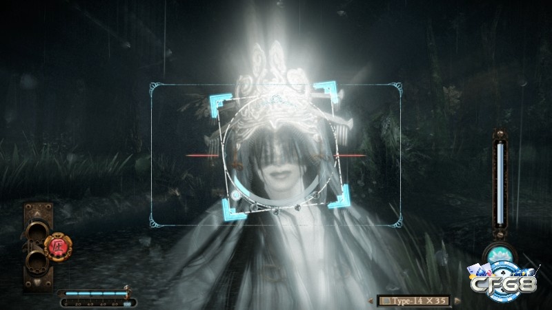 Ống kính camera nhắm thẳng bóng ma trong hành lang tối, ánh sáng lóe lên khi chụp