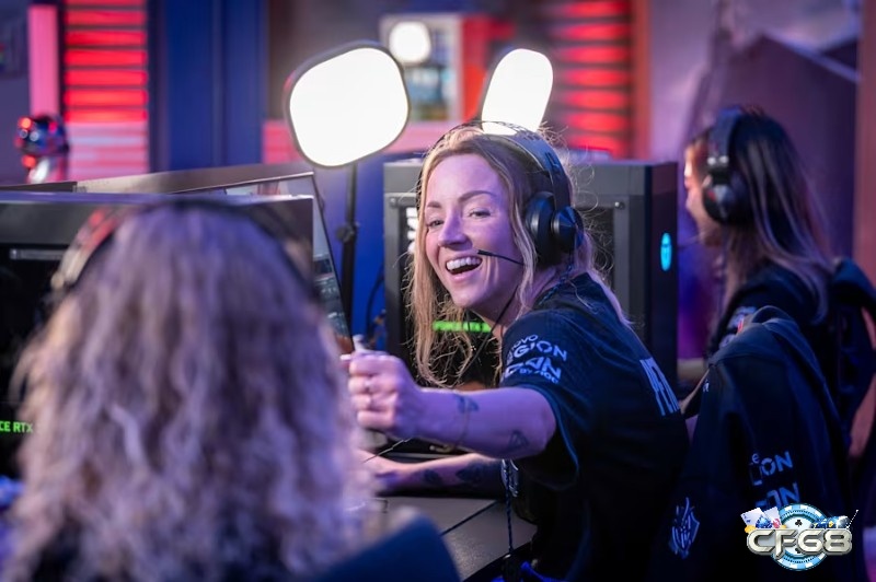 Người chơi Valorant giao tiếp bằng voice chat và ping vị trí đối thủ trong trận đấu