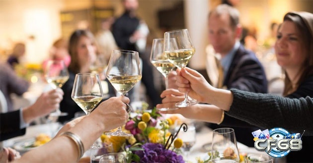 Giấc mơ thấy ăn tiệc tại công ty là điềm báo tích cực cho mối quan hệ tại công ty của bạn