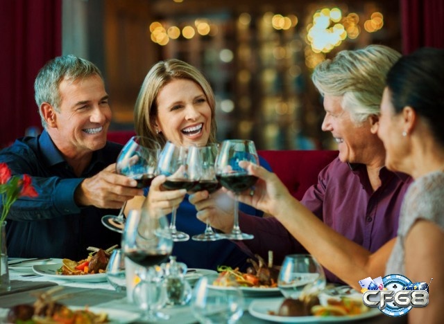 Giấc mơ thấy ăn tiệc cùng người lạ thể hiện cho sự thay đổi trong các mối quan hệ xã hội của bạn