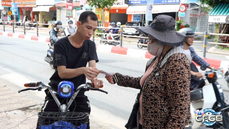 Giấc mơ thấy người khác cho vé số là điềm báo về cơ hội người khác mang đến cho bạn